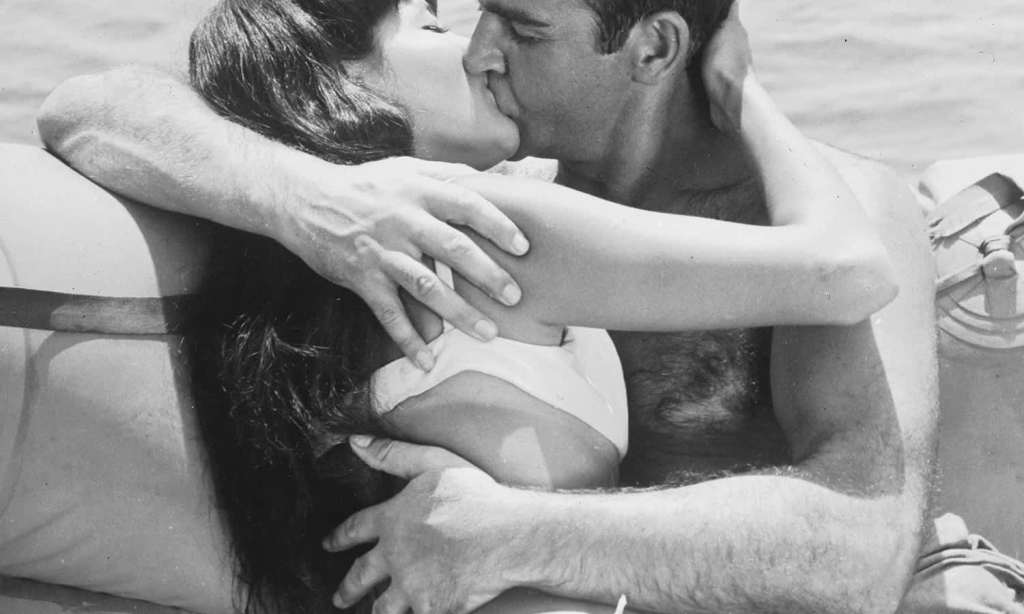 vintage-kiss-cheating