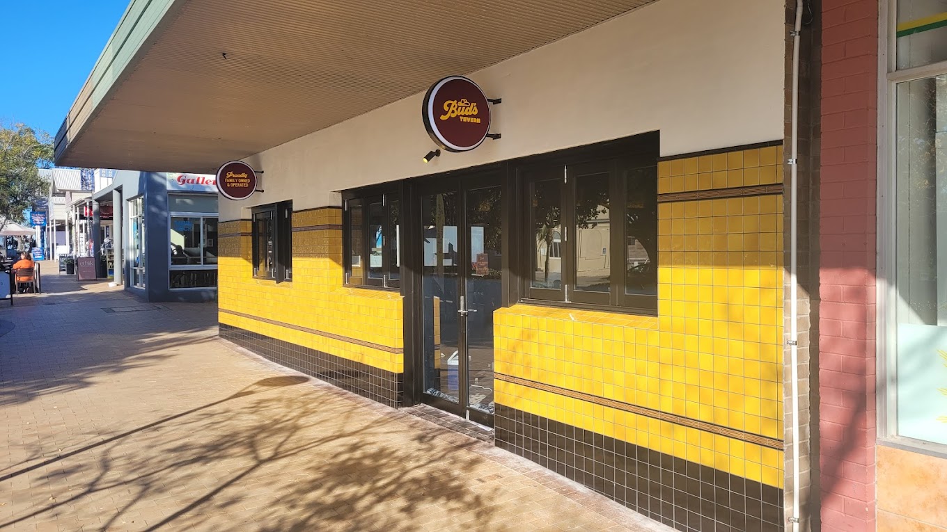 Buds Tavern